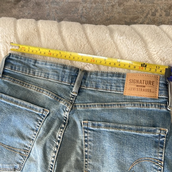 Levi’s midrise capri jeans - Picture 3 of 5